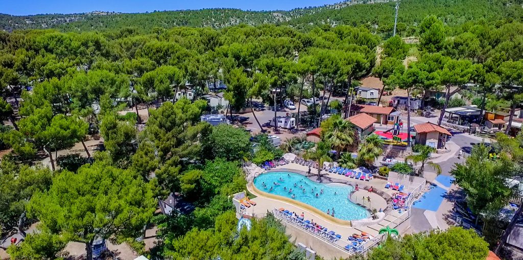 Vue aérienne camping cassis avec piscine