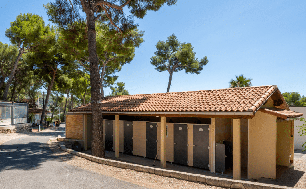 emplacement camping cassis sanitaire